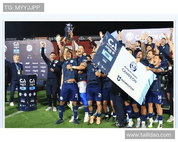 南美解放者杯百万富翁队点球绝杀球员相拥庆祝